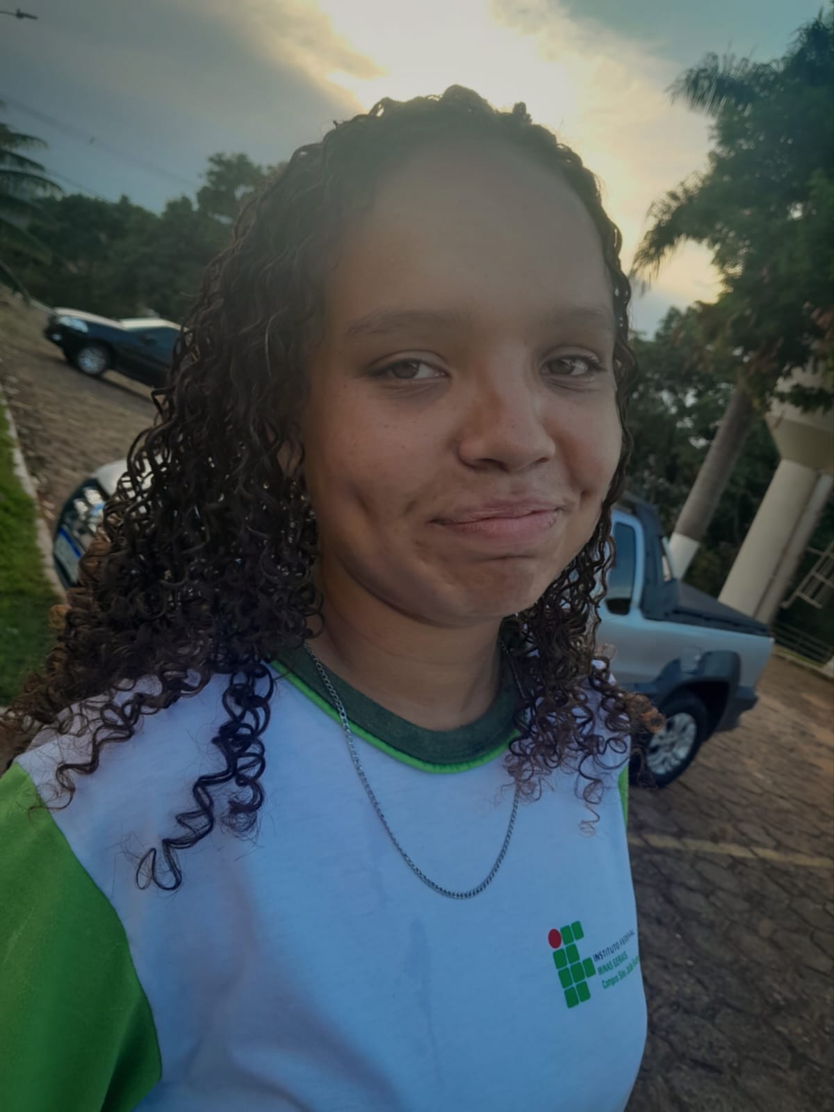 Foto profissional da fundadora da Júlia Dias, técnica em informática.